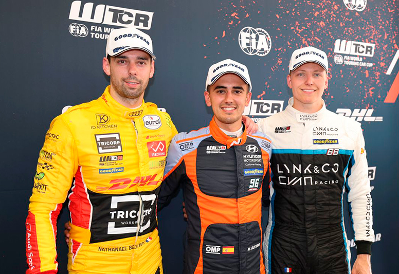 Mikel Azcona se pone al frente de la Copa Mundial de Turismos